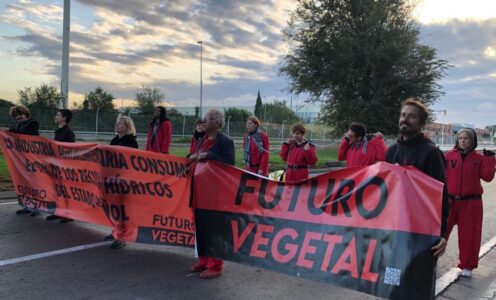 Futuro Vegetal bloquea la entrada de la zona cárnica de Mercabarna