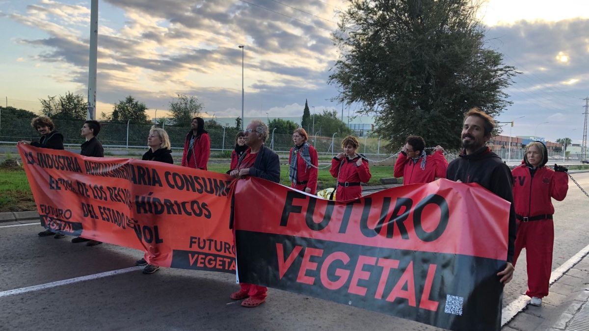 Futuro Vegetal bloquea la entrada de la zona cárnica de Mercabarna