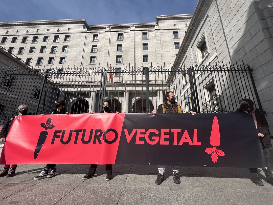 Futuro Vegetal llena de lápidas los jardines del Ministerio de Transición Ecológica.