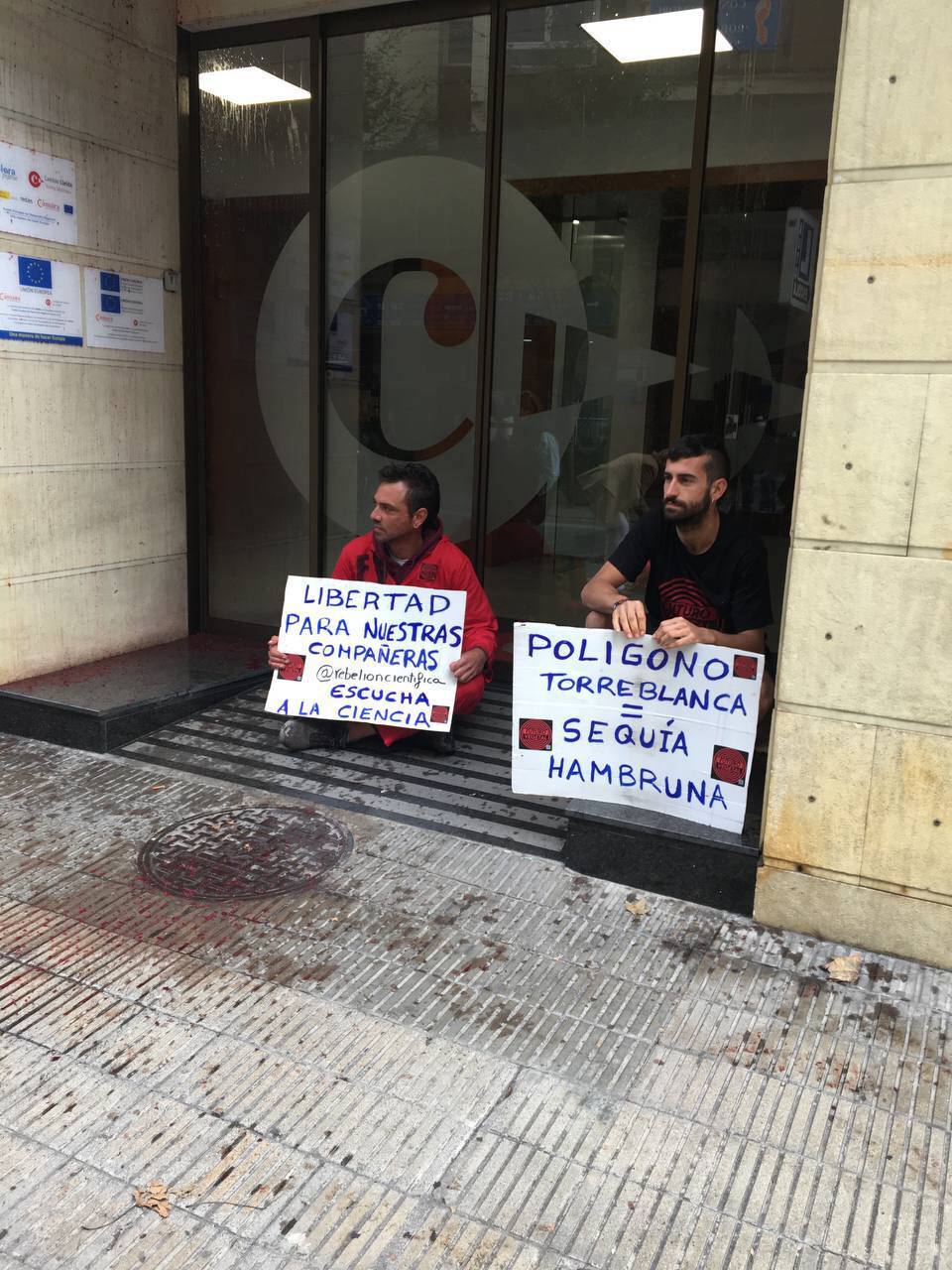 Futuro Vegetal bloquea el acceso a la Cámara de Comercio de Lleida
