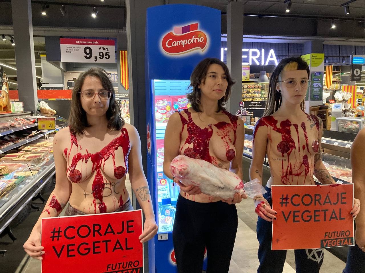 Protestamos desnudas y bañadas en sangre en Carrefour.