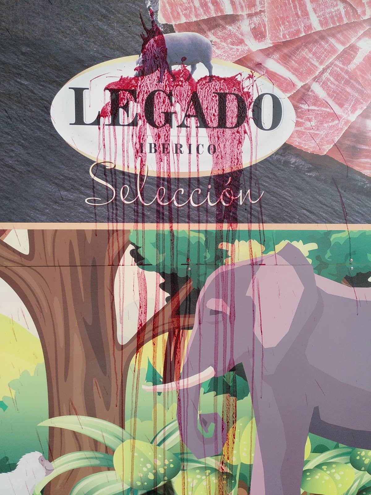 Nos pegamos a la barra del restaurante del zoológico de Benidorm.