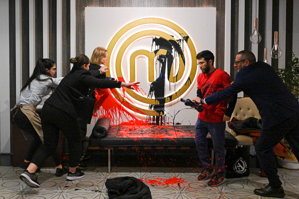 Llenamos el restaurante de Masterchef con pintura el Día de San Valentín.