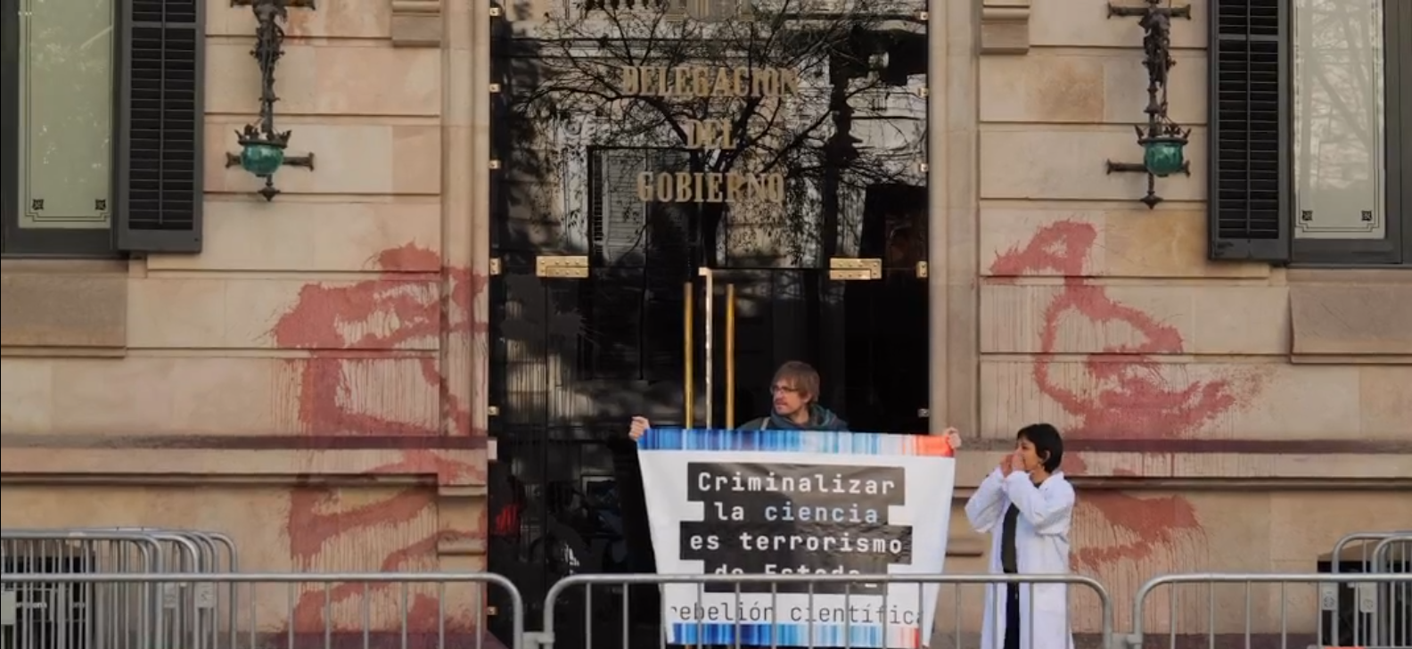 Activistes de Rebelión Científica i Futuro Vegetal taquem amb sang la Delegació del Govern a Barcelona