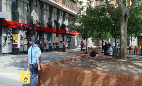 Futuro Vegetal llena una sede del Banco Santander de sangre y petróleo.