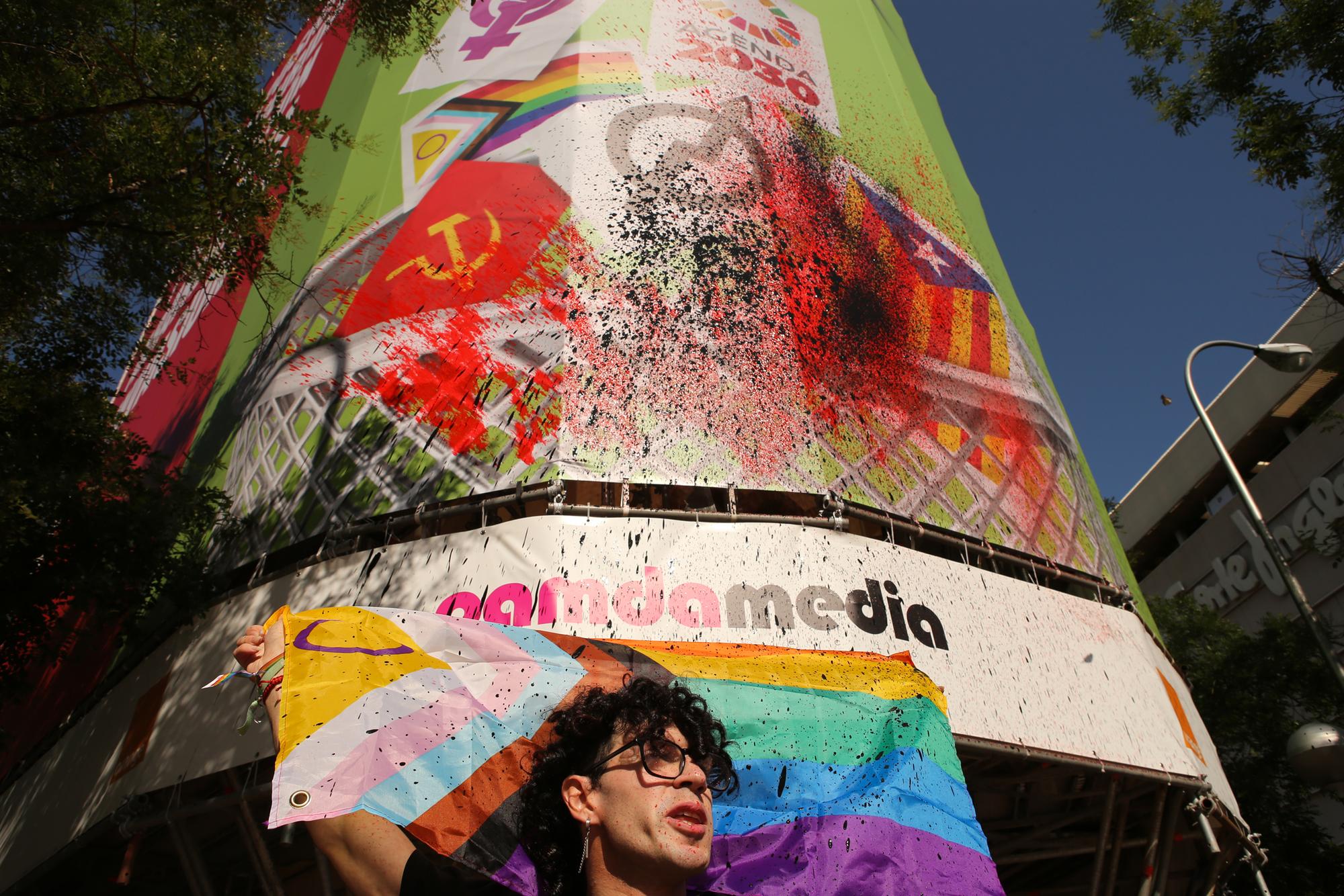 Destrozamos el cartel del odio de VOX.