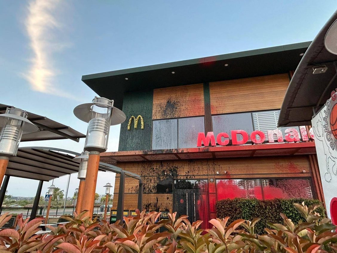 Bañamos de “sangre” y “petróleo” un Mc. Donalds.