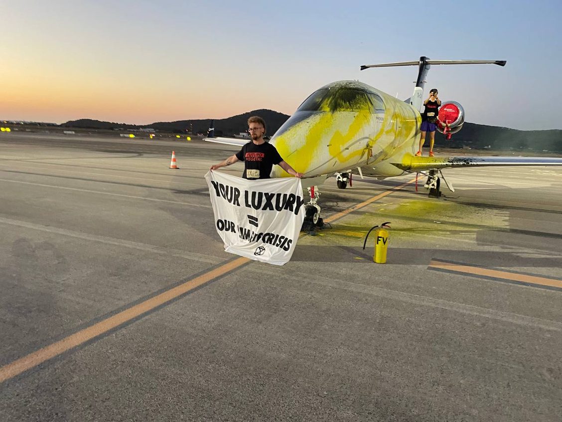 Futuro Vegetal y Extinction Rebelion Ibiza colapsamos el aeropuerto de Ibiza
