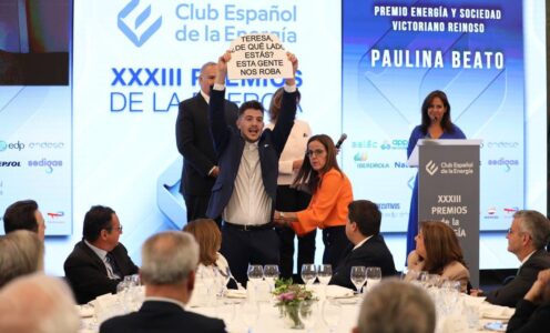 Activistas irrumpen en los Premios de la Energía para exigir una transición energética al servicio de las personas y no de las corporaciones