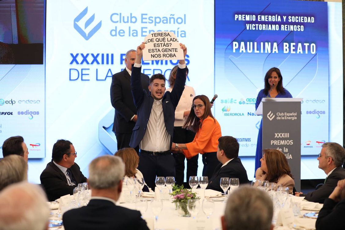 Activistas irrumpen en los Premios de la Energía para exigir una transición energética al servicio de las personas y no de las corporaciones