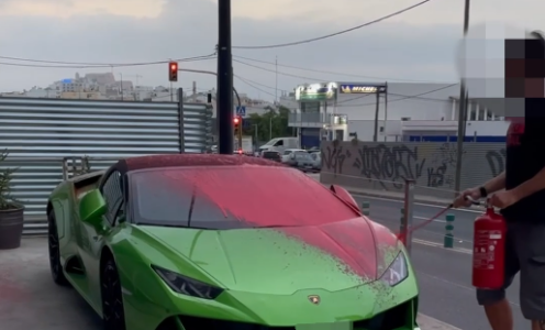 Destrozamos con pintura un coche de lujo.