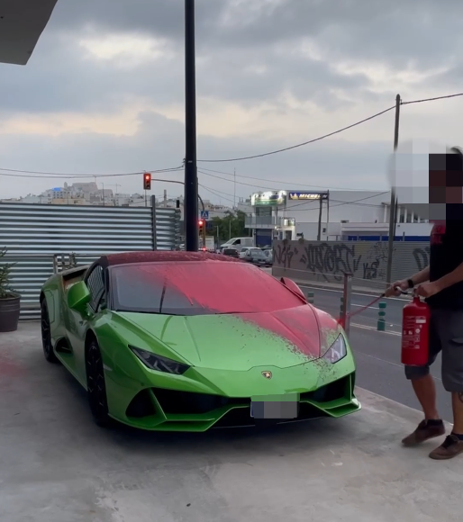Destrozamos con pintura un coche de lujo.